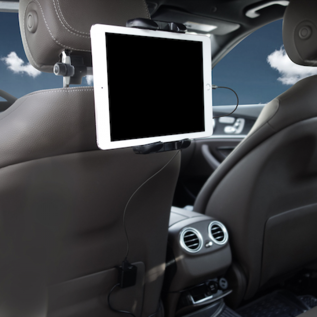 Um tablet montado num suporte para tablets, num carro